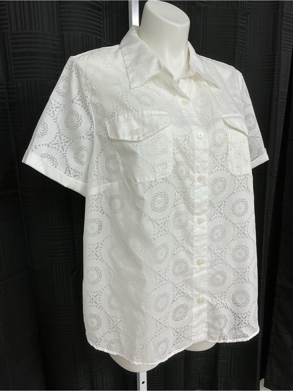 Alfred Dunner White Eyelet Short-Sleeve Button-Down Shirt - Picture 4 of 10